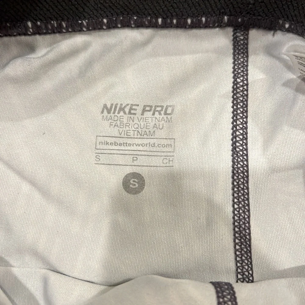 Nike Pro Capri Leggings - Picture 2 of 4